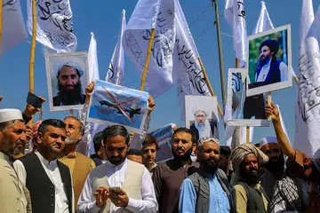 ADAKAN BANTAHAN: Rakyat Afghanistan membantah pembunuhan Ayman al-Zawahri, pemimpin kanan Al-Qaeda yang dibunuh oleh CIA dalam satu serangan dron yang dilancarkan di Kabul, Afghanistan bulan lalu. - Foto EPA-EFE