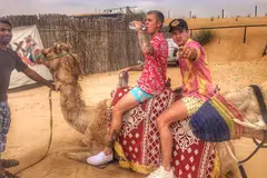 UNTA KELILINGI PADANG PASIR: Justin Bieber (kiri) gemar berkunjung ke Dubai untuk menenangkan fikiran sambil mengikuti kegiatan seperti menunggang unta.