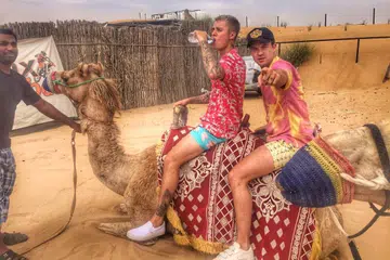 UNTA KELILINGI PADANG PASIR: Justin Bieber (kiri) gemar berkunjung ke Dubai untuk menenangkan fikiran sambil mengikuti kegiatan seperti menunggang unta.