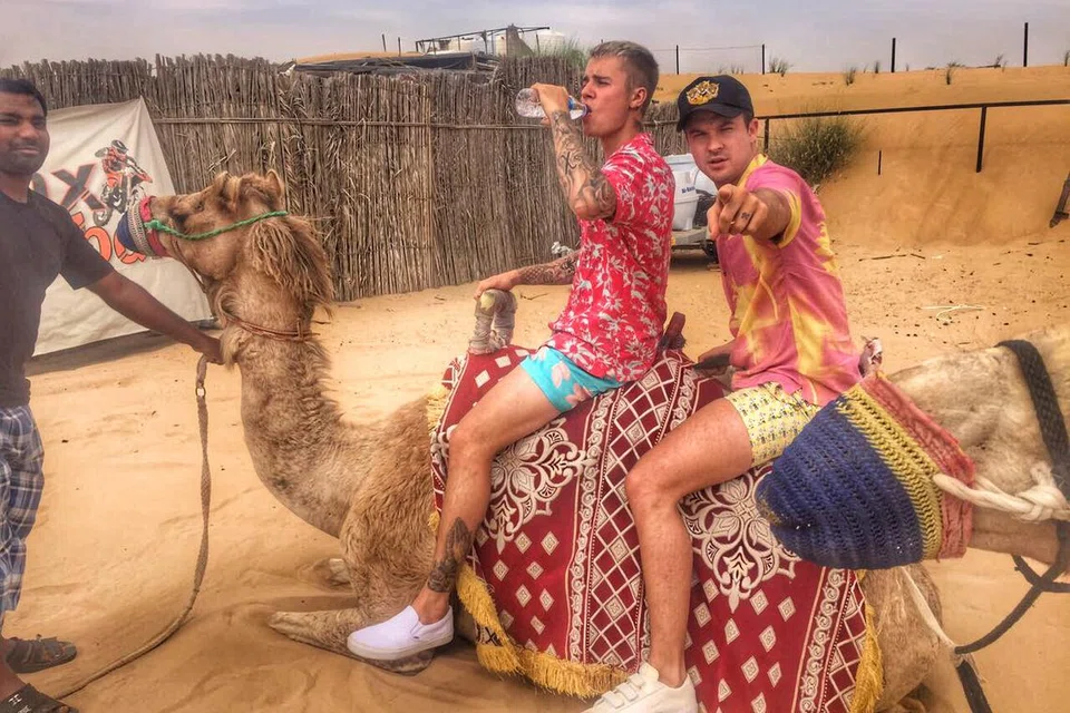 UNTA KELILINGI PADANG PASIR: Justin Bieber (kiri) gemar berkunjung ke Dubai untuk menenangkan fikiran sambil mengikuti kegiatan seperti menunggang unta.