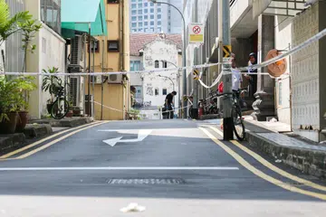 Sekumpulan empat lelaki cuba memasuki kawasan yang dikepung oleh pihak berkuasa. Kawasan itu diadang bagi mengekalkan keadaan asal berlakunya kejadian kes pembunuhan.