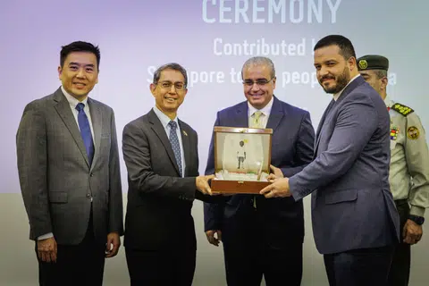 Pemangku Menteri Bertanggungjawab bagi Ehwal Masyarakat Islam, Profesor Madya Dr Muhammad Faishal Ibrahim (dua dari kiri), bersama Menteri Kesihatan Jordan, Dr Ibrahim Al-Budour (dua dari kanan), pada majlis penyerahan simbolik produk prostetik bernilai $250,000 pada 11 November di di Amman, Jordan.