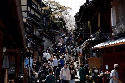 KEMERIAHAN KYOTO: Di Jepun, penduduknya ramah dan senang membantu pelancong.