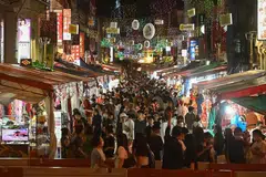 BERHATI-HATI: Temple Street di Chinatown akan ditutup kepada lalu lintas kenderaan pada masa yang tertentu, mulai 19 Januari.