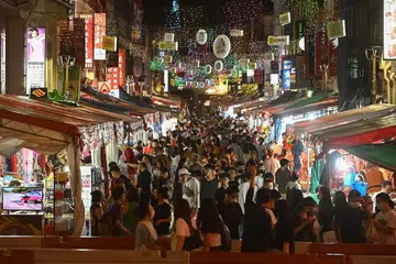 BERHATI-HATI: Temple Street di Chinatown akan ditutup kepada lalu lintas kenderaan pada masa yang tertentu, mulai 19 Januari.
