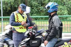 DIKENAKAN TINDAKAN: Sebanyak 163 penunggang motosikal yang didaftar di negara asing telah ditahan ekoran pelepasan asap berlebihan dan bunyi bising. - Foto NEA
