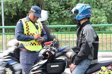 DIKENAKAN TINDAKAN: Sebanyak 163 penunggang motosikal yang didaftar di negara asing telah ditahan ekoran pelepasan asap berlebihan dan bunyi bising. - Foto NEA
