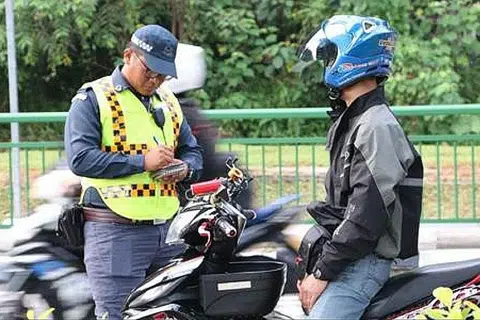 DIKENAKAN TINDAKAN: Sebanyak 163 penunggang motosikal yang didaftar di negara asing telah ditahan ekoran pelepasan asap berlebihan dan bunyi bising. - Foto NEA