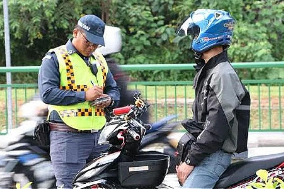 DIKENAKAN TINDAKAN: Sebanyak 163 penunggang motosikal yang didaftar di negara asing telah ditahan ekoran pelepasan asap berlebihan dan bunyi bising. - Foto NEA
