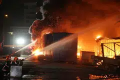 90 ahli bomba perlu empat jam padam api di gedung perabot di Sungei Kadut