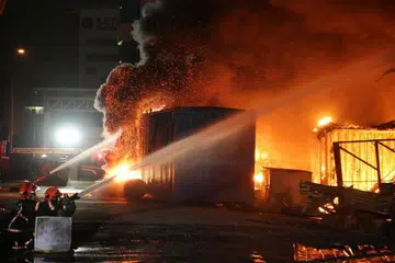 90 ahli bomba perlu empat jam padam api di gedung perabot di Sungei Kadut