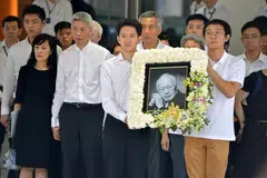 Perdana Menteri, Encik Lee Hsien Loong (barisan kedua, tengah); adiknya, Encik Lee Hsien Yang (barisan kedua, dua dari kiri); dan anggota keluarga lain semasa upacara persemadian mendiang Encik Lee Kuan Yew.