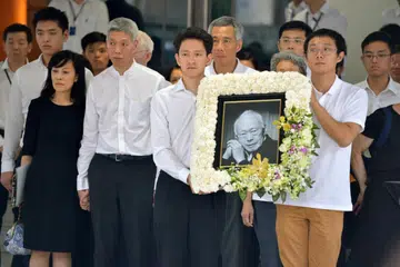 Perdana Menteri, Encik Lee Hsien Loong (barisan kedua, tengah); adiknya, Encik Lee Hsien Yang (barisan kedua, dua dari kiri); dan anggota keluarga lain semasa upacara persemadian mendiang Encik Lee Kuan Yew.