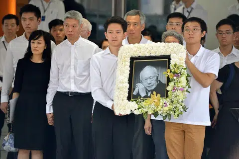 Perdana Menteri, Encik Lee Hsien Loong (barisan kedua, tengah); adiknya, Encik Lee Hsien Yang (barisan kedua, dua dari kiri); dan anggota keluarga lain semasa upacara persemadian mendiang Encik Lee Kuan Yew.