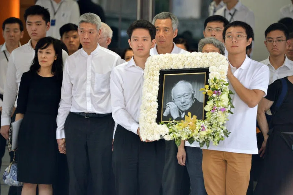 Perdana Menteri, Encik Lee Hsien Loong (barisan kedua, tengah); adiknya, Encik Lee Hsien Yang (barisan kedua, dua dari kiri); dan anggota keluarga lain semasa upacara persemadian mendiang Encik Lee Kuan Yew.