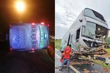 BAS TERBABAS: Sebuah bas persiaran terbabas dan terbalik dalam hujan lebat di lebuh raya di Johor. Tiga penumpang memerlukan bantuan perubatan selepas kemalangan itu.