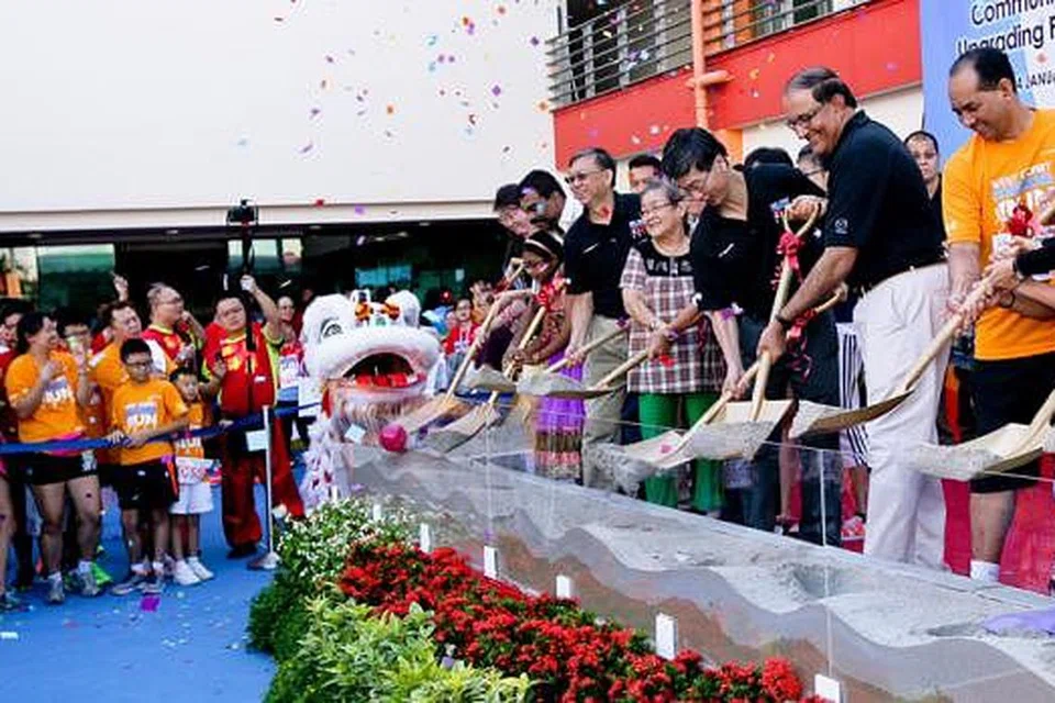 MEMUDAHKAN PENDUDUK: Encik S. Iswaran (berseluar putih) merasmikan projek peningkatan Kelab Masyarakat West Coast semalam, yang antara lain termasuk pembinaan jambatan yang menghubungkan pusat makanan dan mall berdekatan dan pembinaan sebuah teater mini. - Foto PA