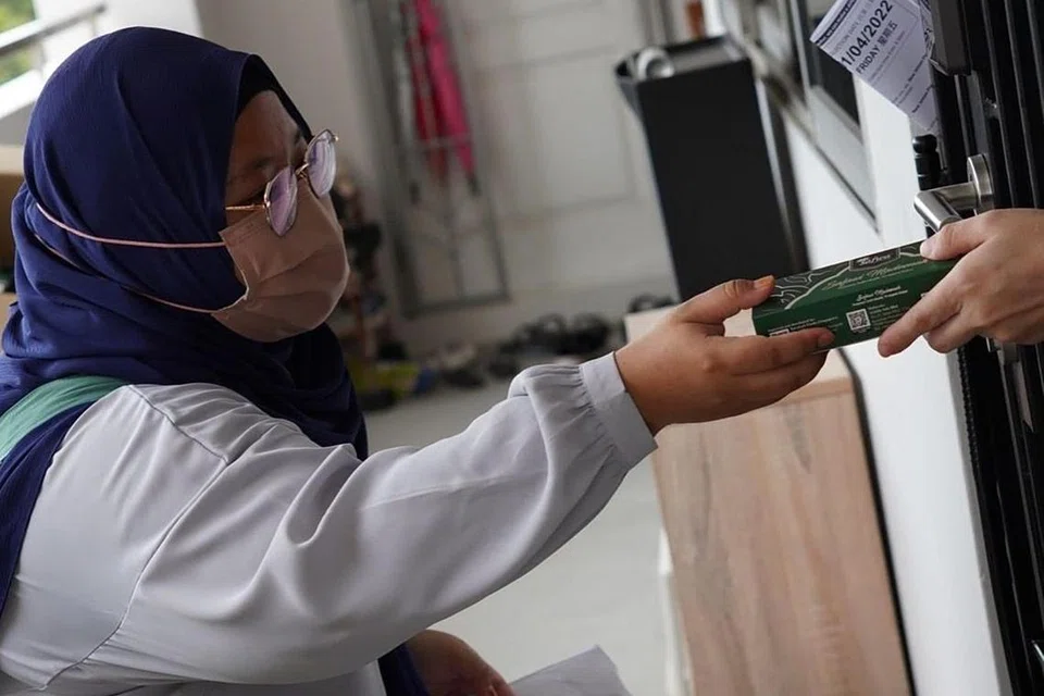 KURMA DIAGIH: Sekitar 20 sukarelawan dari Masjid Al-Istighfar telah mengagihkan kotak kurma kepada 10 blok di kawasan Pasir Ris sambil memberitahu penduduk mengenai Ramadan bagi meningkatkan kefahaman antara kaum.