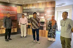PERBINCANGAN PENTING: Teknologi telah mengubah cara pengganas cuba mempengaruhi orang ramai dan cara menangani ancaman ini juga telah berubah. Perkara ini antara yang dibincangkan oleh peserta 'Detik Dialog', (dari kiri) Encik Sujadi Siswo, Dr Mohamed, Dr Noor Huda dan Ustazah Liyana. Bersama mereka ialah penerbit Encik Othman Bohari. - Foto BERITA MEDIACORP