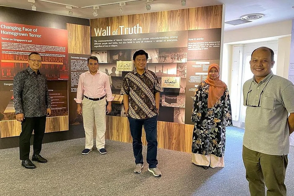 PERBINCANGAN PENTING: Teknologi telah mengubah cara pengganas cuba mempengaruhi orang ramai dan cara menangani ancaman ini juga telah berubah. Perkara ini antara yang dibincangkan oleh peserta 'Detik Dialog', (dari kiri) Encik Sujadi Siswo, Dr Mohamed, Dr Noor Huda dan Ustazah Liyana. Bersama mereka ialah penerbit Encik Othman Bohari. - Foto BERITA MEDIACORP