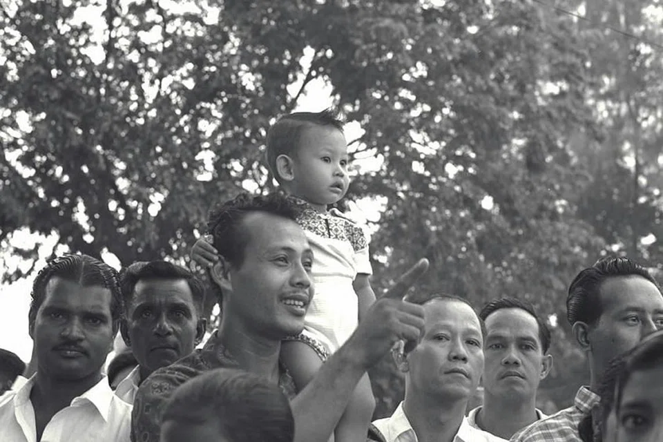 1961: Si cilik turut teruja menikmati pelbagai persembahan penuh warna-warni sempena sambutan Hari Kebangsaan 1961.