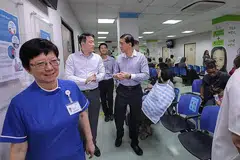 KUNJUNG POLIKLINIK JURONG: Dr Lam (dua dari kiri) mengunjungi Poliklinik Jurong semalam untuk mengumumkan pembinaan hab kesihatan baru di estet tersebut. - Foto ZAOBAO