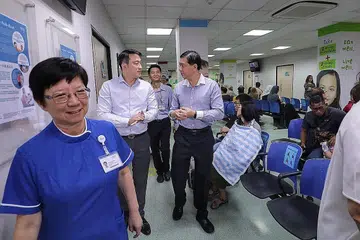 KUNJUNG POLIKLINIK JURONG: Dr Lam (dua dari kiri) mengunjungi Poliklinik Jurong semalam untuk mengumumkan pembinaan hab kesihatan baru di estet tersebut. - Foto ZAOBAO
