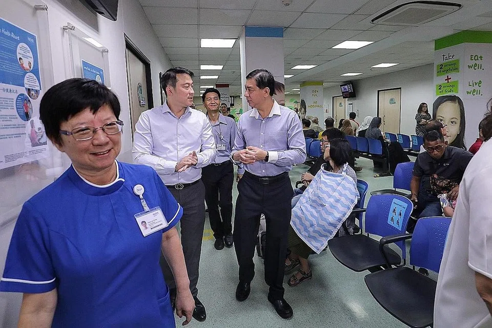 KUNJUNG POLIKLINIK JURONG: Dr Lam (dua dari kiri) mengunjungi Poliklinik Jurong semalam untuk mengumumkan pembinaan hab kesihatan baru di estet tersebut. - Foto ZAOBAO