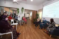 HADIRI ACARA: Presiden Halimah di acara pelancaran buku serta perbincangan dalam talian mengenai kesihatan mental di Kelab Heal, di Bukit Batok Ave 4, tahun lalu. - Foto fail