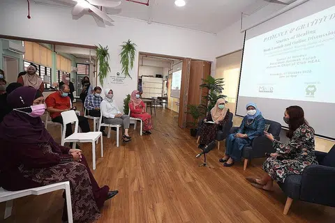 HADIRI ACARA: Presiden Halimah di acara pelancaran buku serta perbincangan dalam talian mengenai kesihatan mental di Kelab Heal, di Bukit Batok Ave 4, tahun lalu. - Foto fail