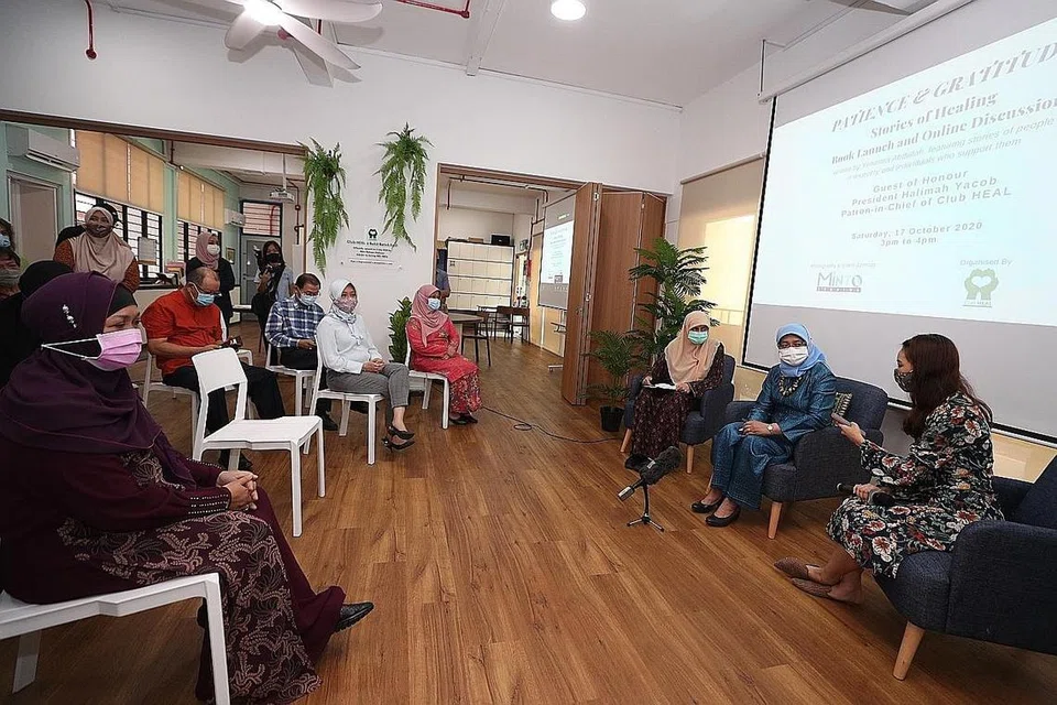 HADIRI ACARA: Presiden Halimah di acara pelancaran buku serta perbincangan dalam talian mengenai kesihatan mental di Kelab Heal, di Bukit Batok Ave 4, tahun lalu. - Foto fail