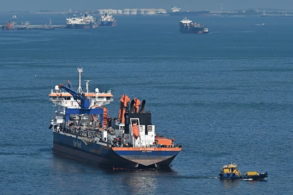 Kapal Vox Maxima kehilangan kawalan enjin dan stereng, lalu melanggar kapal lain pada Jun 2024, menyebabkan 400 tan minyak tumpah ke laut.