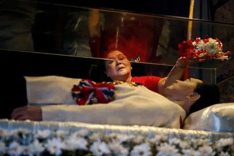 Bekas wanita pertama Imelda Marcos meletak bunga, pada 2 Julai 2014, di keranda kaca suaminya, bekas presiden Ferdinand Marcos, yang masih tidak dikuburkan selepas kematiannya pada 1989, 