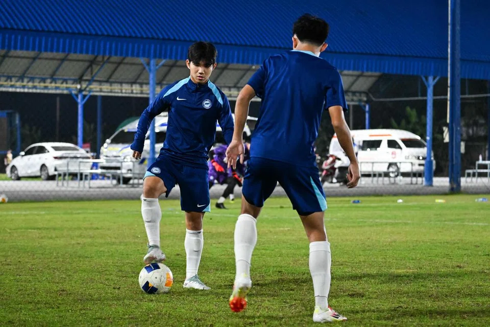 Pemain pertahanan Singapura bawah 22 tahun, Andrew Aw (kiri), tetap meletakkan keyakinan kepada jurulatihnya, Firdaus Kassim, walaupun mereka sedang melalui persembahan yang kurang memuaskan. 