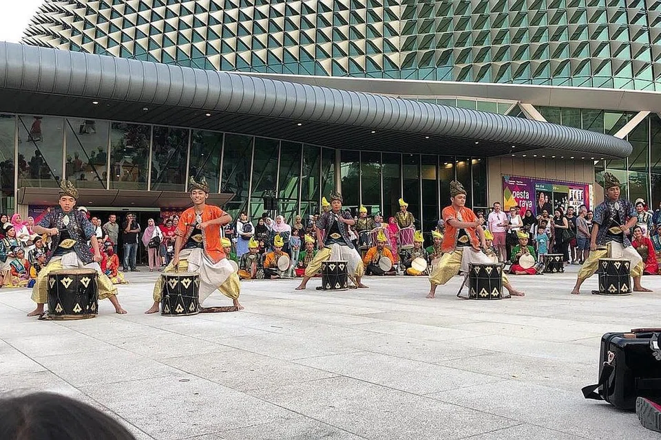 MEGAH MERIAH: Persembahan pembukaan berlangsung di pintu masuk Esplanade sebelum penari berarak ke Teater Terbuka di kawasan pesisiran. - Foto SRIWANA