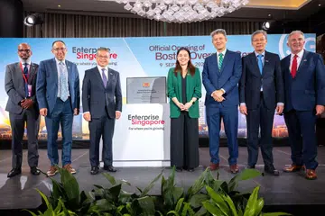 Majlis pelancaran Pejabat Luar Negara Enterprise Singapore (EnterpriseSG) pada 9 September di Boston dihadiri (dari kiri) Ketua interim pejabat peluang ekonomi dan keterangkuman Boston, Encik Donald Wright; Setiausaha Pembangunan Ekonomi Massachusetts, Encik Eric Paley; Menteri Undang-Undang merangkap Menteri Kedua Ehwal Dalam Negeri, Encik Edwin Tong; Pengarah urusan EnterpriseSG, Cik Cindy Khoo; Pengurus bandar raya Cambridge, Encik Yi-An Huang; Duta Singapura ke Amerika Syarikat, Encik Lui Tuck Yew; dan Presiden merangkap ketua pegawai eksekutif Dewan Perniagaan Greater Boston, Encik James E. Rooney.