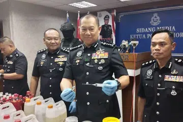 Ketua Polis Johor, Datuk Ab Rahaman Arsad, menunjukkan sebahagian dadah dan peralatan yang dirampas daripada sindiket dadah.