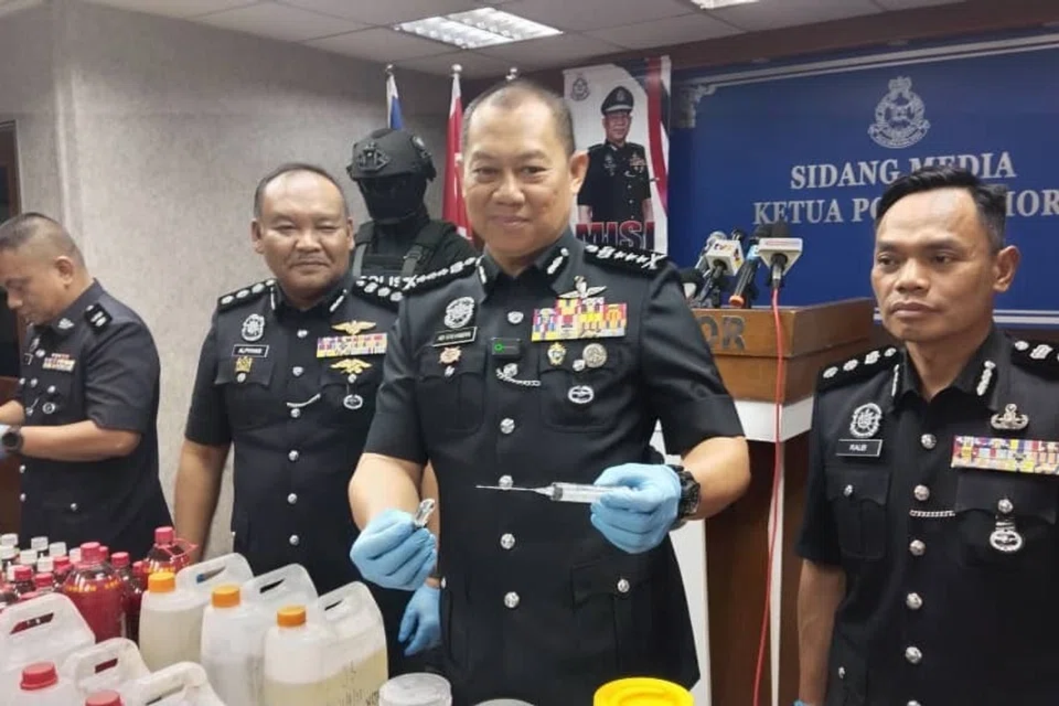 Ketua Polis Johor, Datuk Ab Rahaman Arsad, menunjukkan sebahagian dadah dan peralatan yang dirampas daripada sindiket dadah.