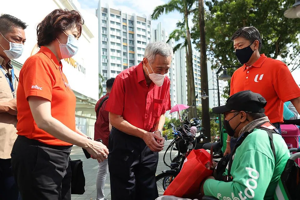 Lawatan Tahun Baru Cina Perdana Menteri, Encik Lee Hsien Loong, bersama pekerja platform di Jurong Point pada 2022.