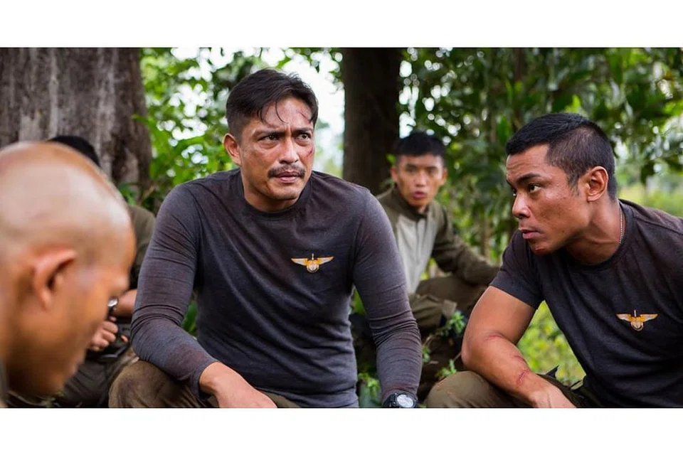 SEMANGAT JUANG: Adi Putra (kiri) memainkan watak Mejar Adnan yang bersama skuadnya terlibat di dalam misi bantuan kemanusiaan di Namburi, sebuah negara fiksyen yang sedang dalam pergolakan. Di dalam perjalanan pulang ke Malaysia, pesawat mereka telah ditembak jatuh oleh pengganas. . - Foto INSTAGRAM ADI PUTRA