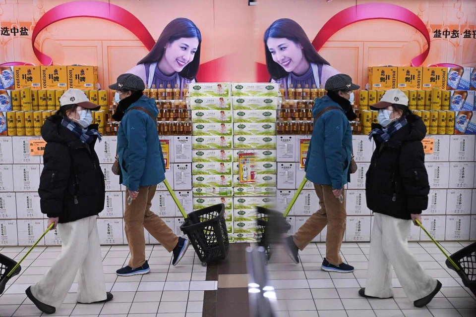 Orang ramai melintasi deretan rak di sebuah pasar raya di Beijing pada 10 Disember 2025. Harga pengguna di China meningkat bulan lalu pada kadar terpantas dalam hampir dua tahun, selepas tempoh panjang tekanan deflasi yang melanda ekonomi kedua terbesar dunia itu.