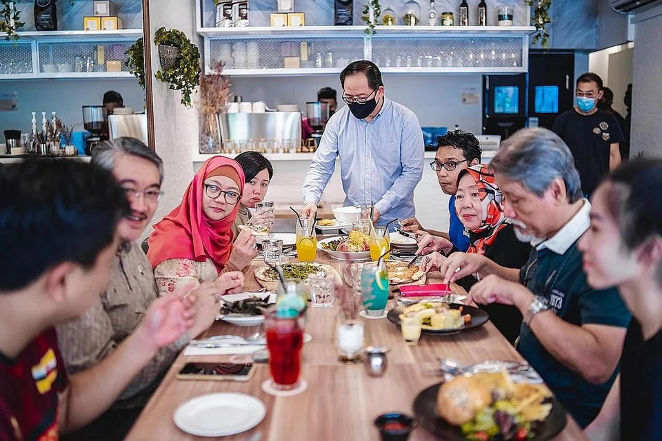 LEBIH RAMAI BOLEH MAKAN BERSAMA: Pemilik bersama Positano@RP, Encik Muhammad Ishak Ahmad (berdiri, tengah gambar atas), berkata mereka melakukan beberapa perubahan bagi menampung lebih ramai pelanggan semasa Fasa Tiga tetapi tegas memastikan jarak selamat satu meter antara meja dan kumpulan berbeza terjaga. - Foto BH oleh NUR DIYANA TAHA 