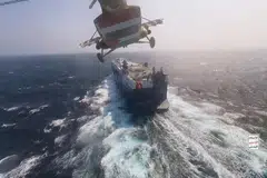 JADI SASARAN: Helikopter milik pemberontak Houthi mengekori sebuah kapal kargo di Laut Merah.