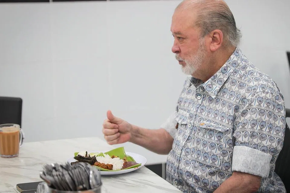 Yang di-Pertuan Agong Malaysia, Sultan Ibrahim, menunjukkan isyarat bagus ketika menikmati sarapan nasi lemak di Kampung Baru, Kuala Lumpur. Beliau bersarapan di situ pada cuti umum Ulang Tahun Hari Keputeraan Rasmi Agong, 3 Jun. 