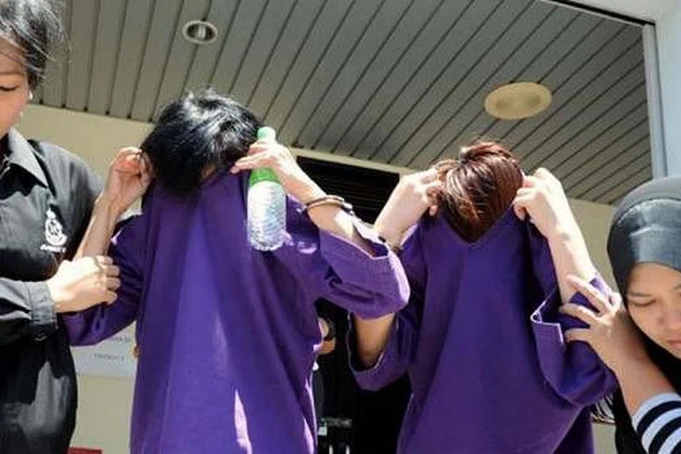 SERAH DIRI: Dua peserta pesta sukan bogel ditahan selepas menyerah diri di Ibu Pejabat Polis Daerah Barat Daya Pulau Pinang dan ditahan reman bagi membantu siasatan kes yang didakwa diadakan di Pantai Teluk Kampi, Teluk Bahang Pulau Pinang. - Foto THE STAR