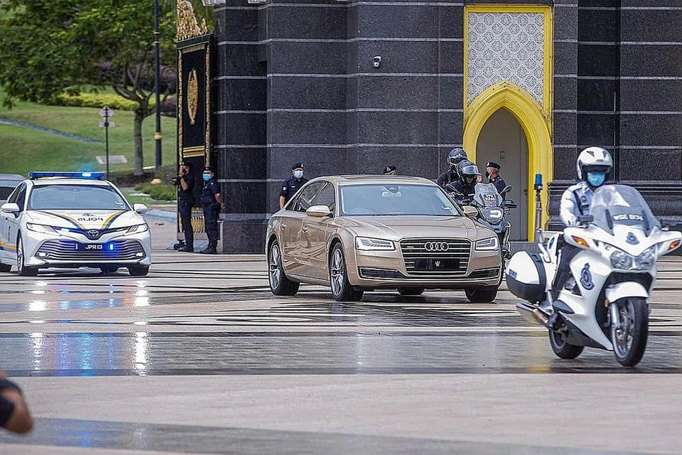PERBINCANGAN: Kenderaan yang membawa Raja-Raja Melayu keluar dari pintu utama Istana Negara setelah selesai menghadiri mesyuarat khas Majlis Raja-Raja bersama Agong. - Foto THE MALAY MAIL