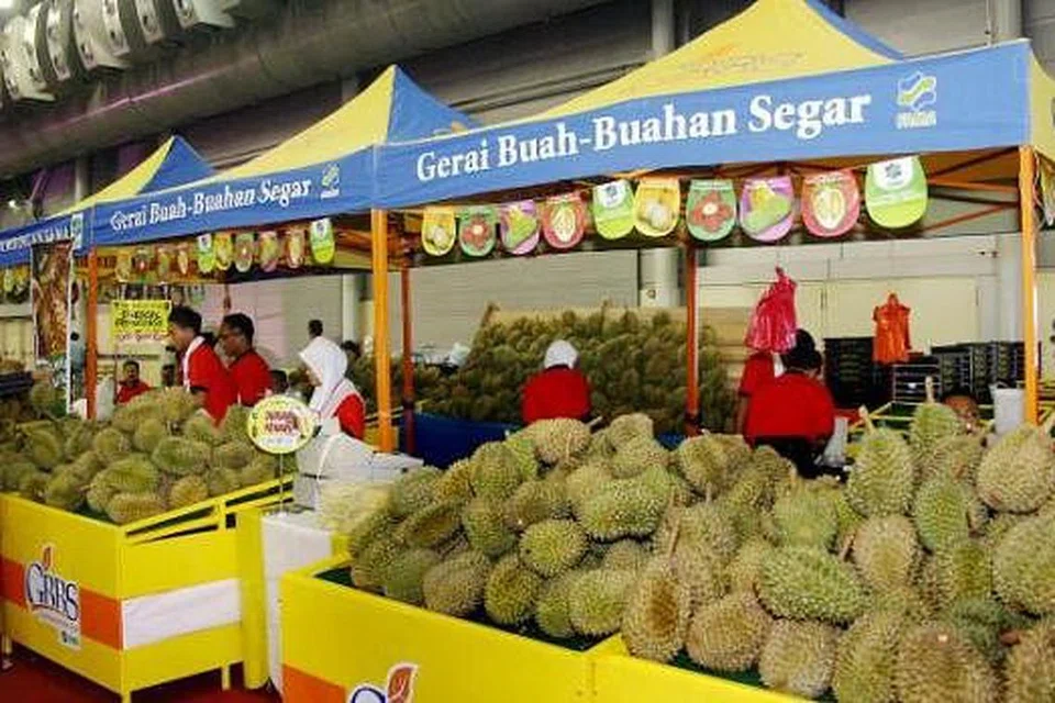 RAJA BUAH: Durian merupakan salah satu buah yang dibawa khas oleh Lembaga Pemasaran Pertanian Persekutuan (Fama) ke Ekspo Makanan Halal Ke-13 dan Fiesta Makanan dan Buah-Buahan Malaysia 2014 di Singapore Expo hari ini. - Foto fail