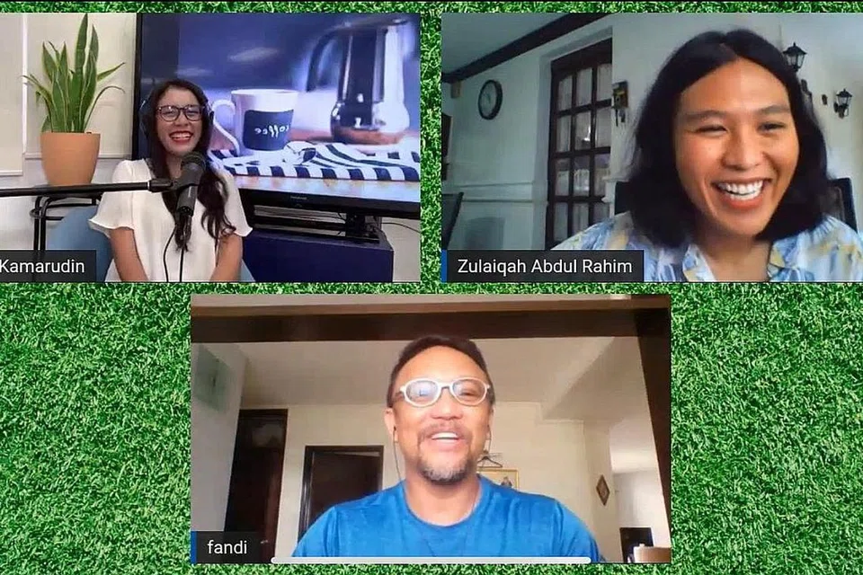 EPISOD BM SHOW SEBELUM INI: EPISOD PERTAMA: Legenda bola sepak Singapura Fandi Ahmad berkongsi pengalaman ketika beraksi untuk kelab Belanda FC Groningen pada 1983 bersama wartawan Berita Harian, Cik Irma Kamarudin (kiri) dan Cik Zulaiqah Abdul Rahim (kanan). 
