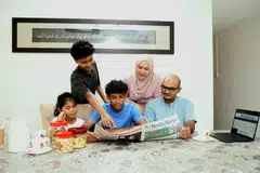 Keluarga Cik Saleha Mohamad Nor (atas kanan), membaca dan berbincang tentang artikel BH di meja makan. Bersama Cik Saleha ialah (mengikut pusingan jam bermula kanan) suami, Encik Mohamad Farouk Mohamad Yusoff, Umar Rayyan Mohamad Farouk, Umairah Mohamad Farouk dan Mohamad Mikhail Mohamad Farouk.