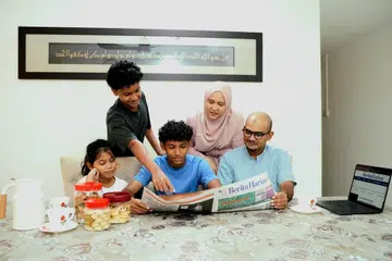 Keluarga Cik Saleha Mohamad Nor (atas kanan), membaca dan berbincang tentang artikel BH di meja makan. Bersama Cik Saleha ialah (mengikut pusingan jam bermula kanan) suami, Encik Mohamad Farouk Mohamad Yusoff, Umar Rayyan Mohamad Farouk, Umairah Mohamad Farouk dan Mohamad Mikhail Mohamad Farouk.